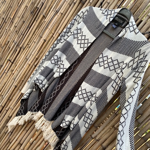 Mia Maddison open front waterfall fringed cardigan - Picture 4 of 7